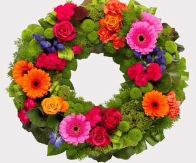 Couronne funéraire : hommage respectueux avec des arrangements floraux élégants